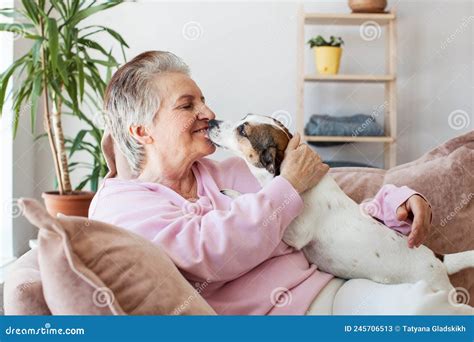 Mujer feliz jugando con su perro: video de stock ...